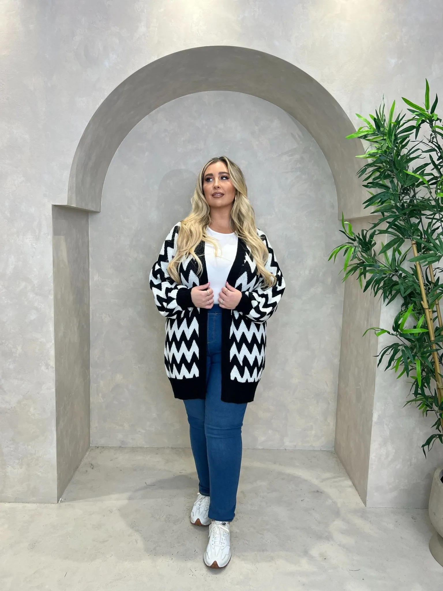 Curve Mid Length Zig Zag Cardigan